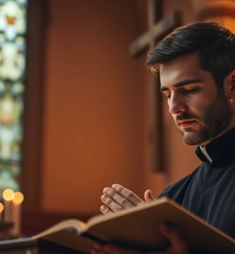 Bild eines Priesters, der in einer Kirche die Bibel liest