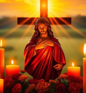 Bild von Jesus Christus am Kreuz mit den Händen auf der Brust neben Kerzen