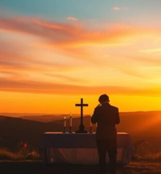 Bild eines Mannes, der im Morgengrauen auf dem Land an einem Tisch mit einem Kreuz darauf betet