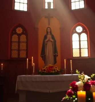 Bild des Inneren einer Kapelle mit dem Bild der Jungfrau Maria um Kerzen und Blumen herum, durch die Fenster fällt Licht