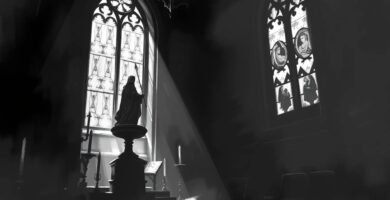 Schwarz-Weiß-Bild der Christusstatue in einer Kirche mit Licht, das durch das Fenster fällt