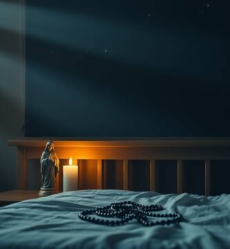Bild eines dunklen Schlafzimmers mit Mondlicht, das durch das Fenster fällt, einer brennenden Kerze und einem Rosenkranz auf dem Bett