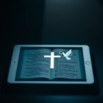 Abbildung einer dunklen Tafel mit einer offenen Bibel in der Mitte als Bild auf dem Bildschirm neben einer weißen Taube.
